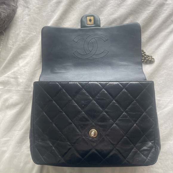 CHANEL Black Quilted Shoulder Bag - Picture 3 of 5